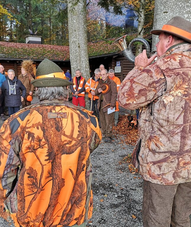 <em>Auftakt zum Behördenjagdtag Birrwil:</em> Jagdhornbläser mit Jagdleiter Richard Zuckschwerdt dazwischen.