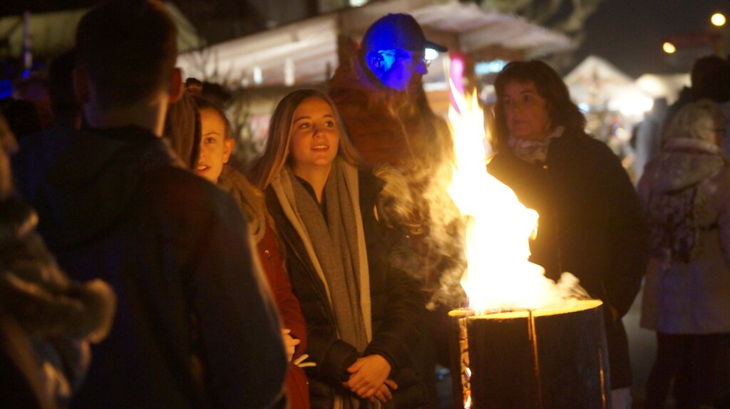 <em>Schön warm: </em>Die Finnenkerzen wärmten Herzen und Hände der Besucherinnen. Fotos: Ruedi Burkart
