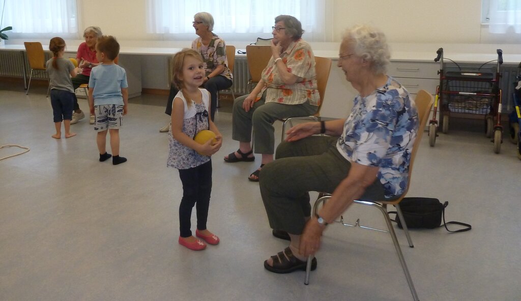 <em>Jung und Alt gemeinsam:</em> Kinder der Spielgruppe und Bewohner beim Turnen. Fotos: zvg
