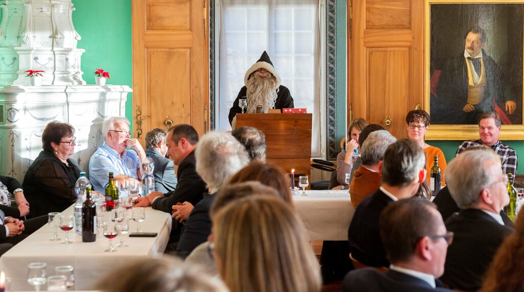 <em>Dichtestress im Burghaldenhaus:</em> Der Stadtchlaus vor den versammelten Gemeindeammännern und -schreibern. Fotos: Severin Bigler