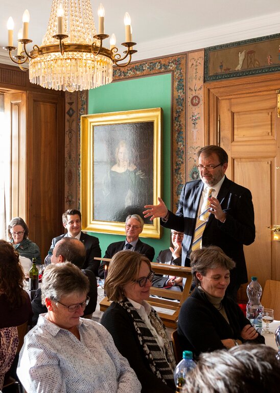 <em>Augenzwinkernder Blick hinter die Kulissen:</em> Kantonsingenieur Rolf H. Meier als Referent an der Chlausmarktzusammenkunft.