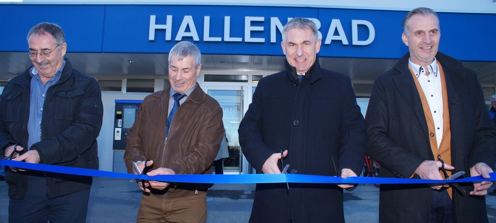 <em>Einweihung mit Banddurchschnitt:</em> Bauleiter Thomas Weber, Gemeindeammann Hans Peter Dössegger, Regierungsrat Alex Hürzeler und Gemeinderat Erich Lüdi. Fotos: Ruedi Burkart
