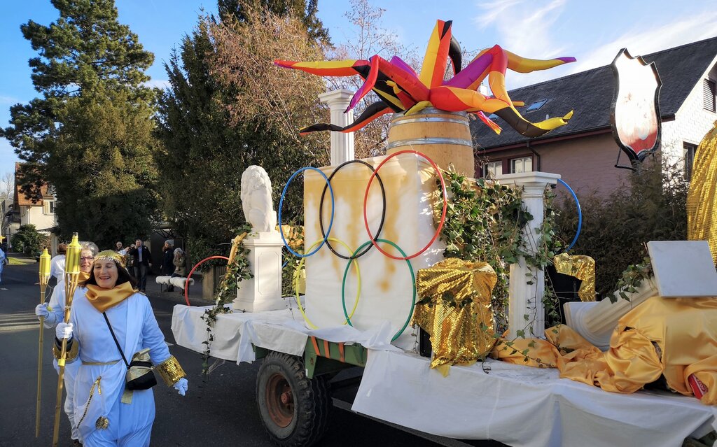 <em>Aufwändig gestaltete Wagen am Meitlisonntagsumzug:</em> Die Nummer «Olympischs Füür». Fotos: Fritz Thut
