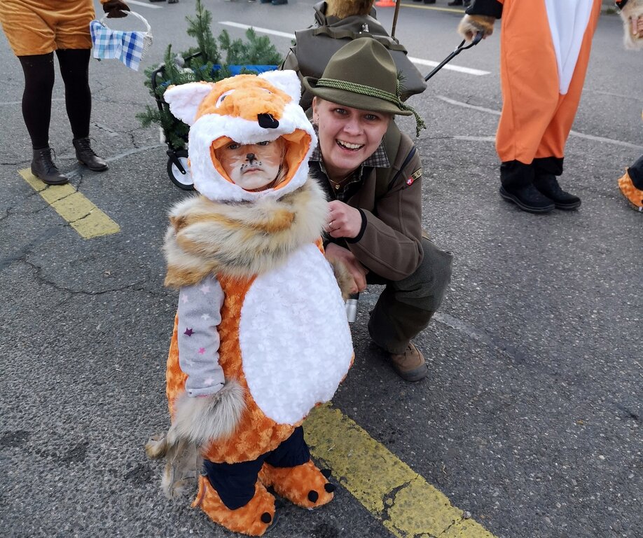 <em>Im Wald:</em> Umzugnummer «Vollträffer» mit kleinem Fuchs und Jägerin.
