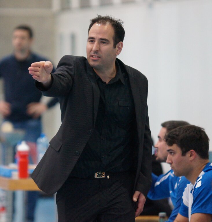 <em>Weist den Weg:</em> HSG-Lenzburg-Coach Sämi Werder an der Seitenlinie. <em>Weist den Weg:</em> HSG-Lenzburg-Coach Sämi Werder an der Seitenlinie.