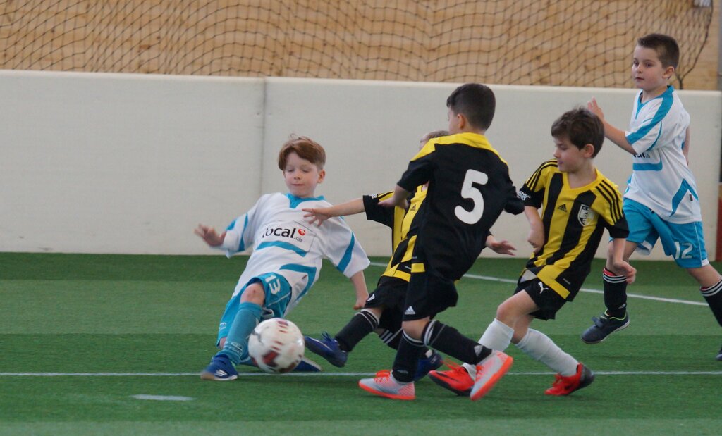 <em>In letzter Sekunde: </em>Der Verteidiger der Fa-Mannschaft des FC Niederlenz (weiss-blaues Dress) klärt vor den einschussbereiten Gegnern des FC Muhen.
