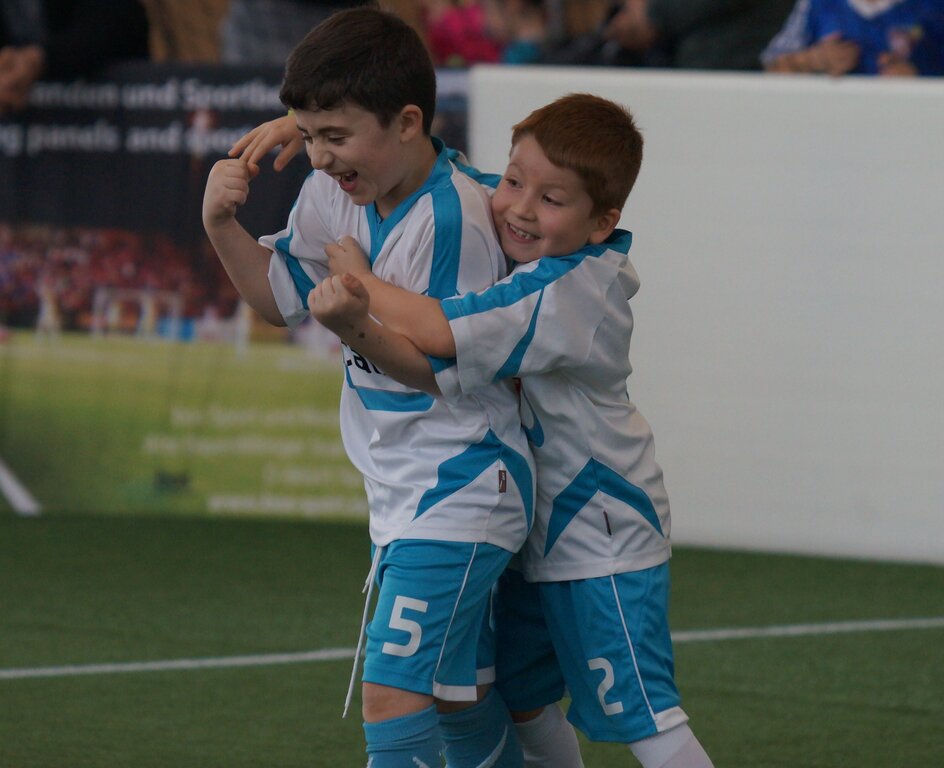 <em>Lass dich umarmen:</em> So schön feierten die jungen Niederlenzer den Ehrentreffer beim 1:4 gegen Muhen.