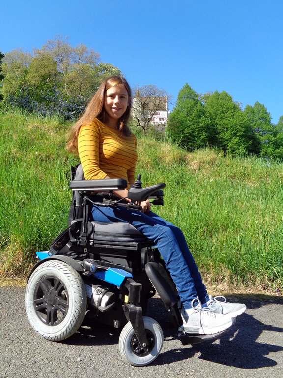 Paralympics als grosses Ziel: Nora Meister unterhalb des Schlosses Lenzburg. Foto: Ruedi Burkart
