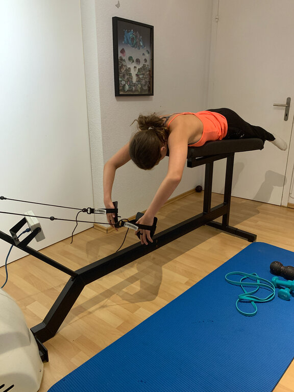 Training daheim: Nora Meister in ihrem eigenen Fitnessstudio. Foto: zvg