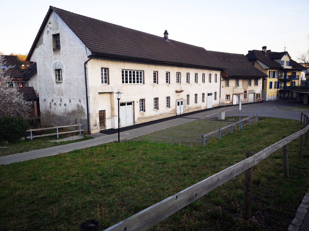 Klappt die Umnutzung für die Schule im dritten Anlauf? Das früher industriell genutzte Bleiche-Gebäude am Aabach. Foto: Fritz Thut Klappt die Umnutzung für die Schule im dritten Anlauf? Das früher industriell genutzte Bleiche-Gebäude am Aabach. Foto: Fritz Thut