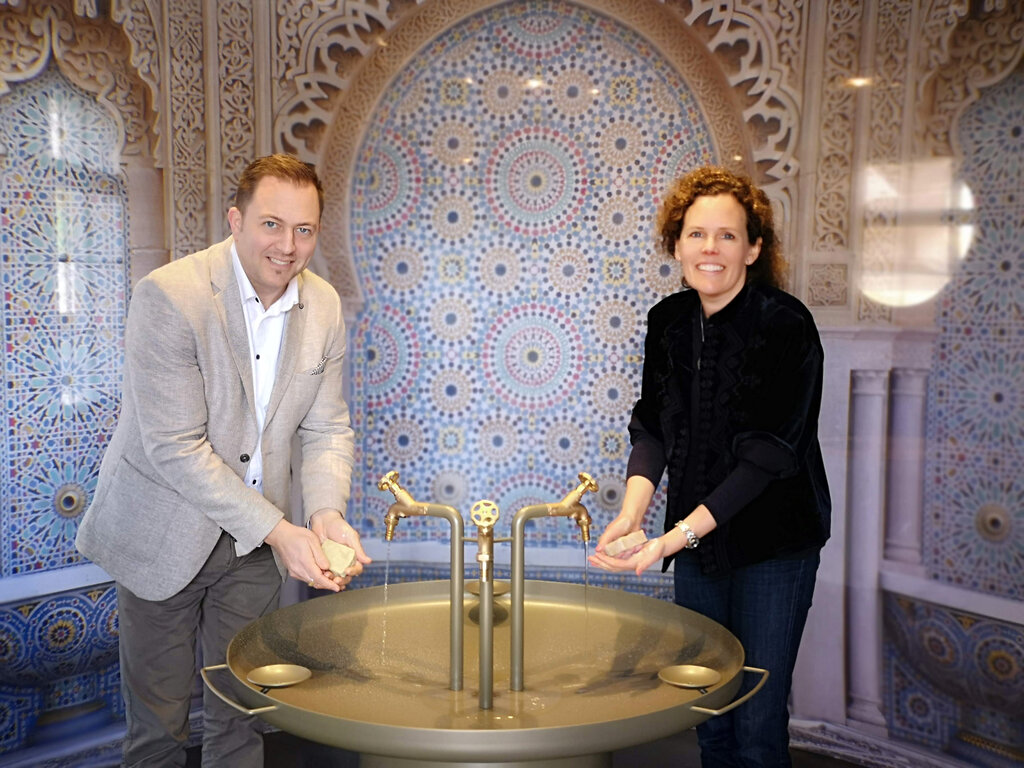 Die Hände in Unschuld waschen: Ausstellungskurator Marc Philip Seidel und Projektleiterin Christine von Arx beim Eingang der Sonderausstellung «Saubere Sache». Foto: Fritz Thut
