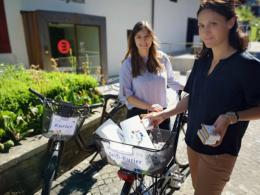Liefern Seifen frei Haus: Franziska Mayer und Tanja Beti vom Museum Burghalde mit dem «Seifi-Kurier». Foto: Fritz Thut