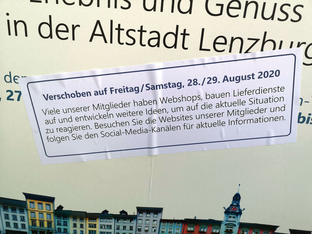 Start verschoben: Aufkleber auf den Plakaten der «Centrum-Tage». Foto: Fritz Thut