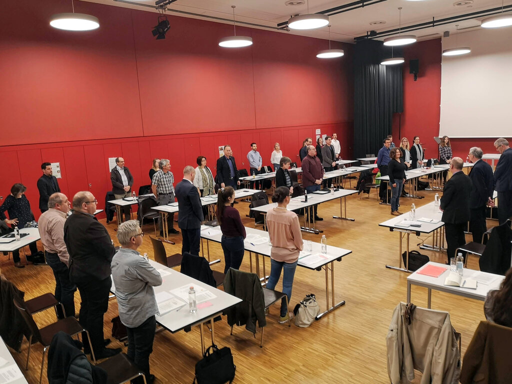 Corona-bedingt lockere Anordnung:  Der Lenzburger Einwohnerrat bei der Inpflichtnahme der neuen Grünen-Einwohnerrätin Regula Züger. Foto: Fritz Thut
