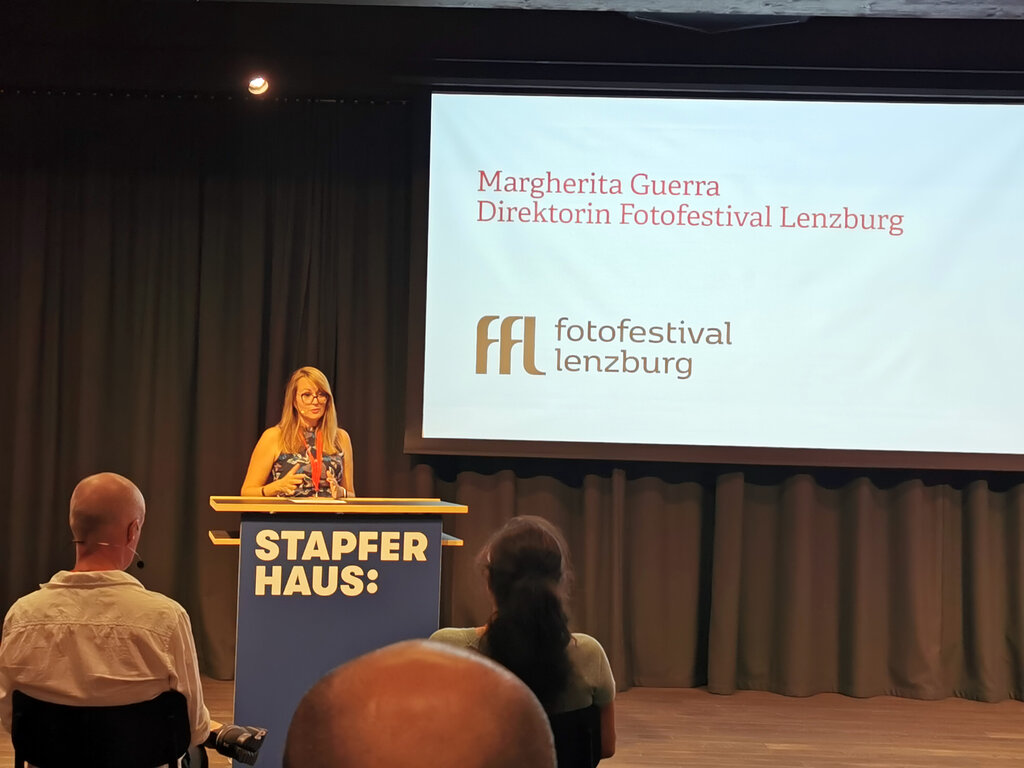 Bereits die dritte Begrüssung: Direktorin Margherita Guerra an der Eröffnung des Fotofestivals Lenzburg. Foto: Fritz Thut
