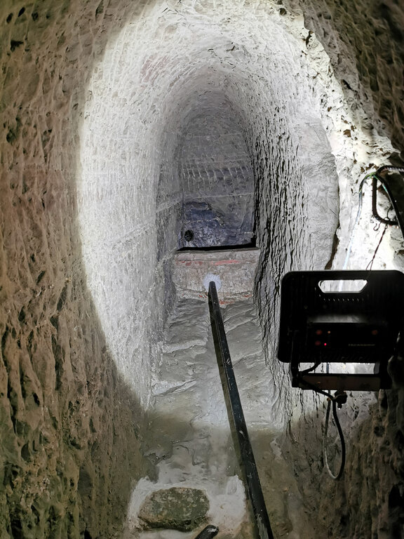 Der Anfang: Fassung im restaurierten Wasserstollen. Foto: Fritz Thut
