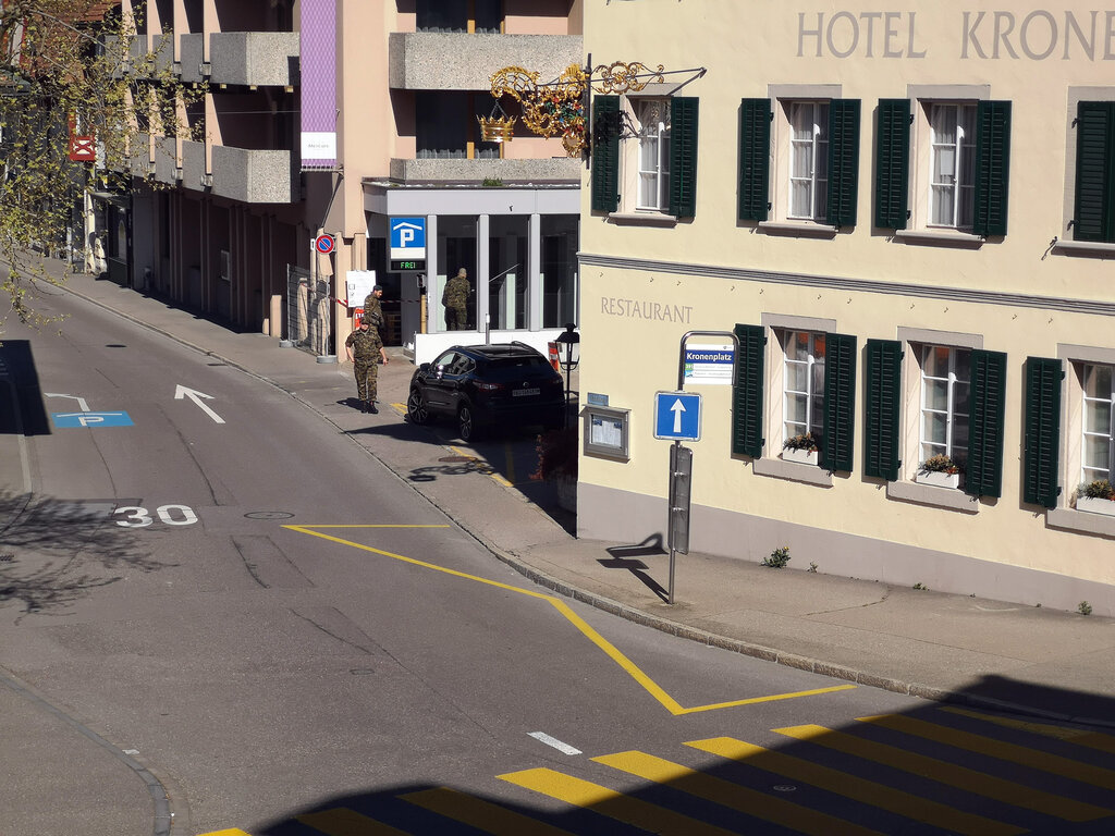 Wegen Corona in der «Krone»:  Das Hotel, wo das Kader des Gebirgsinfanteriebataillons 91 logierte, wurde bewacht (links unten). Foto: Fritz Thut