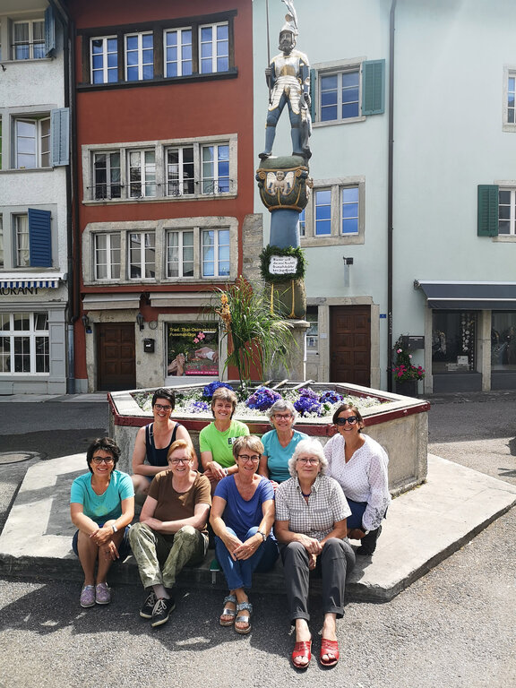 Chlausbrunnen: Die Schmückerinnen mit ihrem Werk. Foto: Fritz Thut
