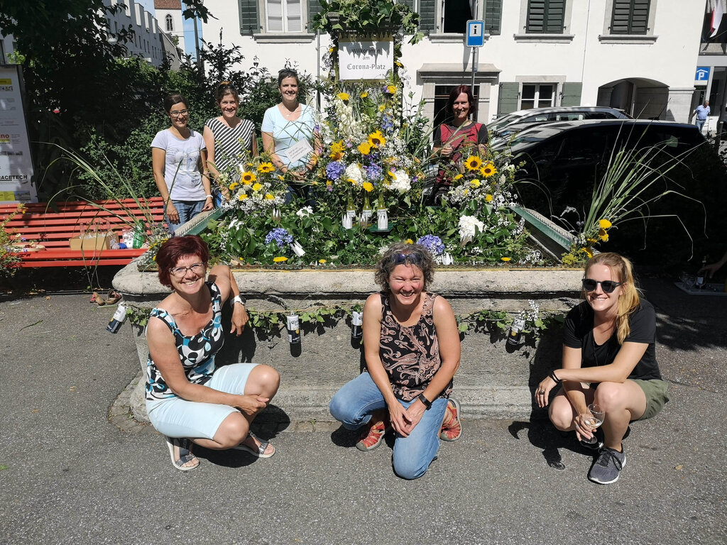 Kronenbrunnen: Die Schmückerinnen mit ihrem Werk. Foto: Fritz Thut
