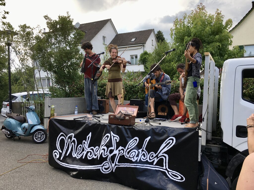 Für einmal dezentral: Metschgplatsch mit Krüsimusig an der Zelglistrasse. Foto: Susanne Zumsteg
