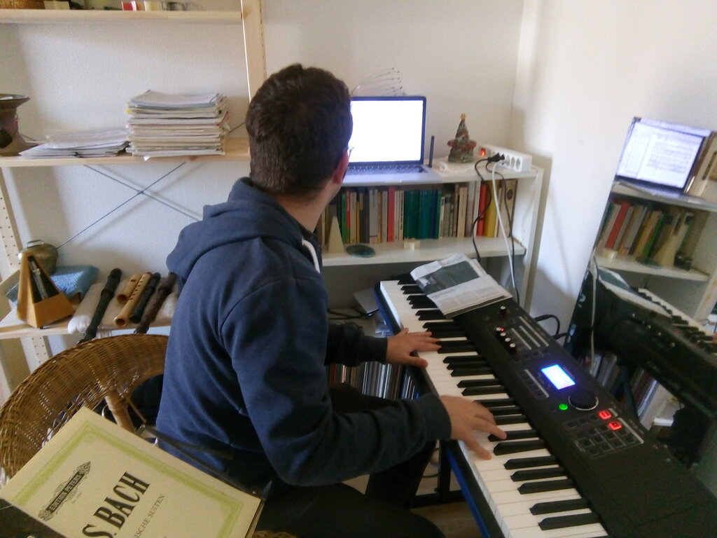 Mit Blick auf den Bildschirm: Musikfernunterricht am Klavier in Zeiten der Coronakrise. Foto: Stefanie Osswald
