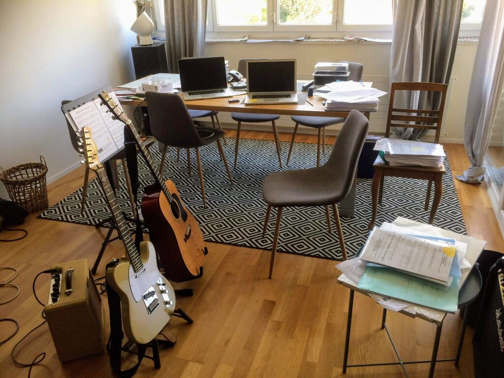 Instrumente und Laptops: Home-Office-Arbeitsplatz eines Musiklehrers. Foto: zvg