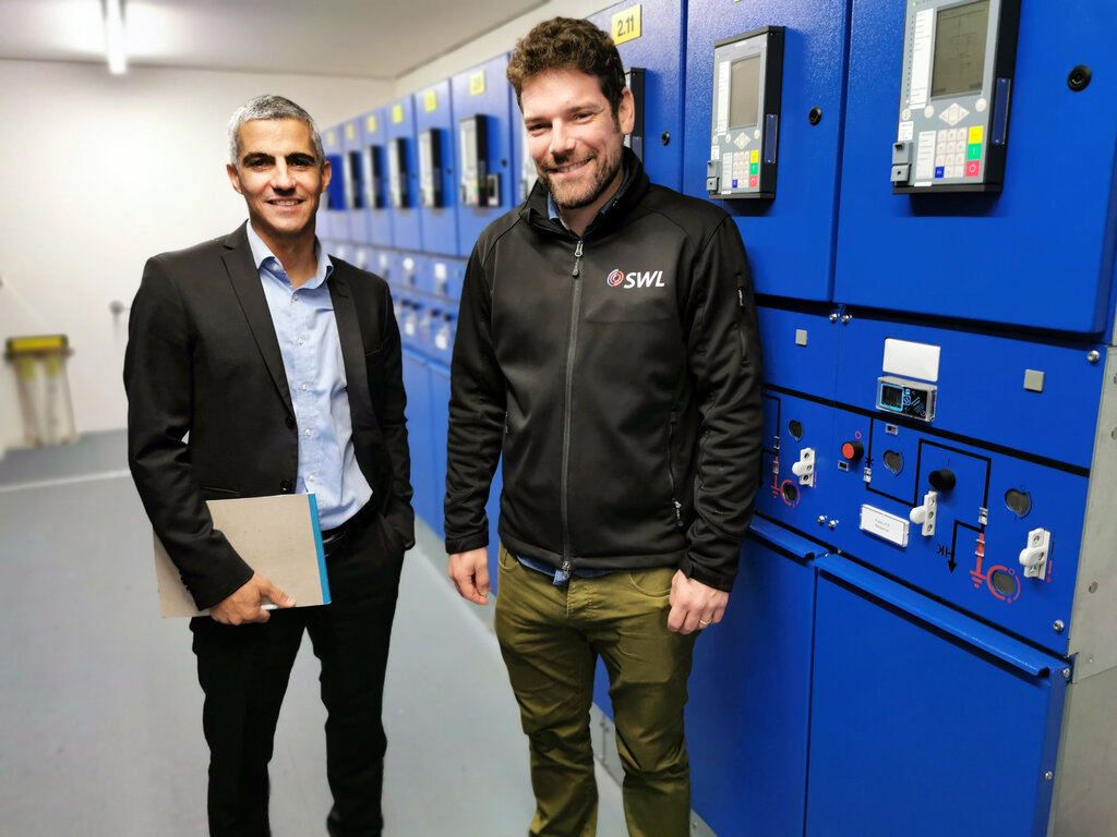 Zufrieden mit dem neuen «Baby»: Blick in die neue Trafostation Lenzhard mit den Verantwortlichen der SWL Energie AG, Gian von Planta (Leiter Anlagen und Netze ) und Sandro Marquardt (Leiter Elektrizität). Foto: Fritz Thut
