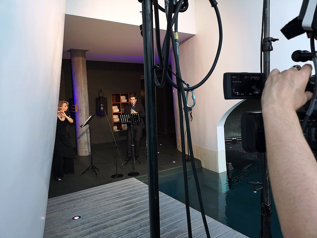 Konzert neben dem Hotel-Pool: Flötistin Miriam Terragni und Klarinettist Francesco Negrini von argovia philharmonic während des Yoga-Online-Konzerts im «Seerose Resort & Spa». Foto: Fritz Thut
