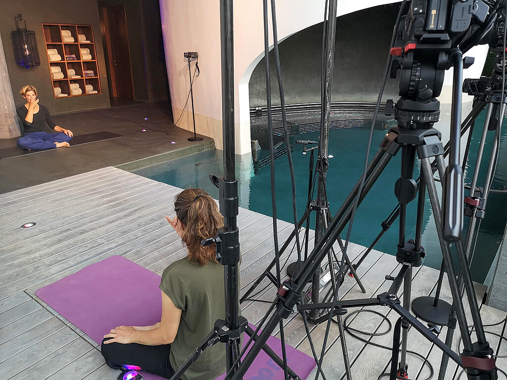 Vorturnerin: Yogalehrerin Lisa Stepf (links) während der Übertragung. Foto: Fritz Thut