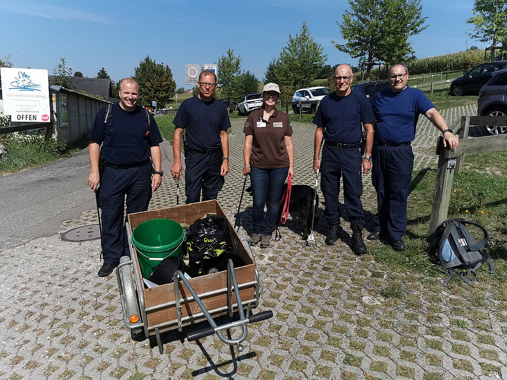 Bereit zum Ausrücken: Mitglieder der Regionalpolizei Lenzburg flankieren die Hallwilersee-Ranger-Chefin Murièle Jonglez. Foto: Fritz Thut
