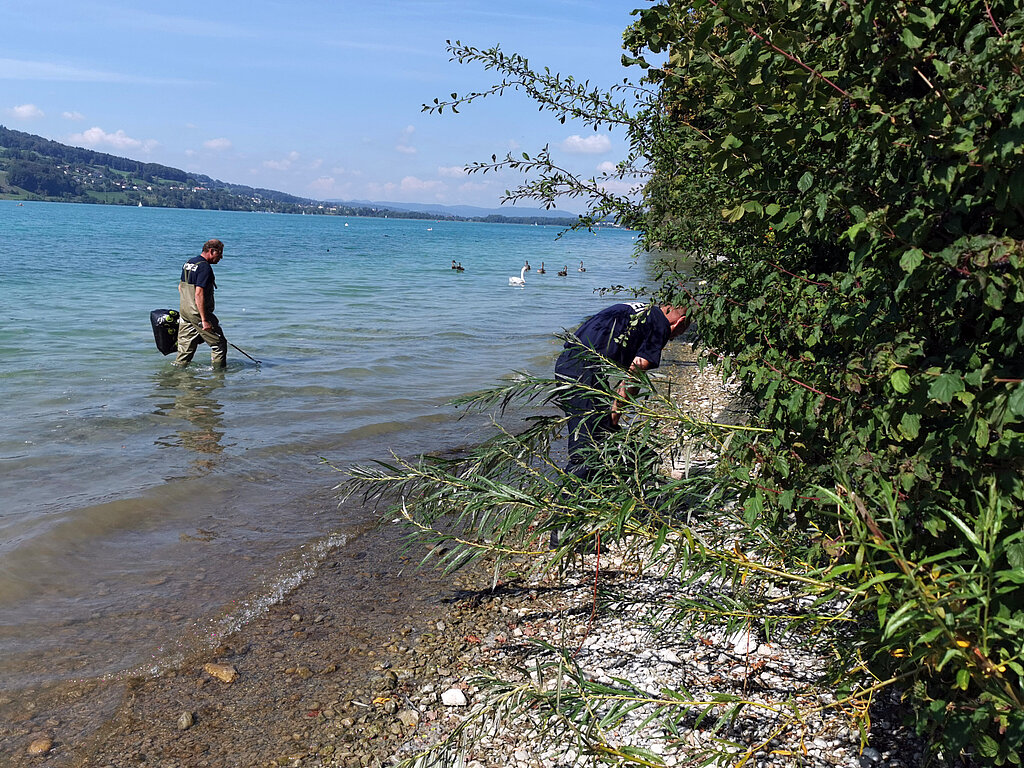 Einsatz im und am Wasser: Die Regionalpolizisten Markus Basler und Ferdi Bürgi. Foto: Fritz Thut