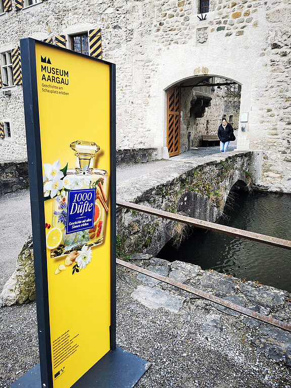 Hinweis beim Zugang: Eine grosse Tafel macht vor Schloss Hallwyl auf das Jahresthema «1000 Düfte» aufmerksam. Foto: Fritz Thut