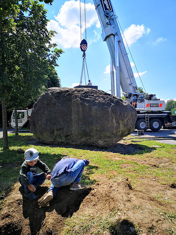 Gelandet am neuen Ort: Der Findling bei der Zufahrt zum Schloss Hallwyl. Foto: Fritz Thut