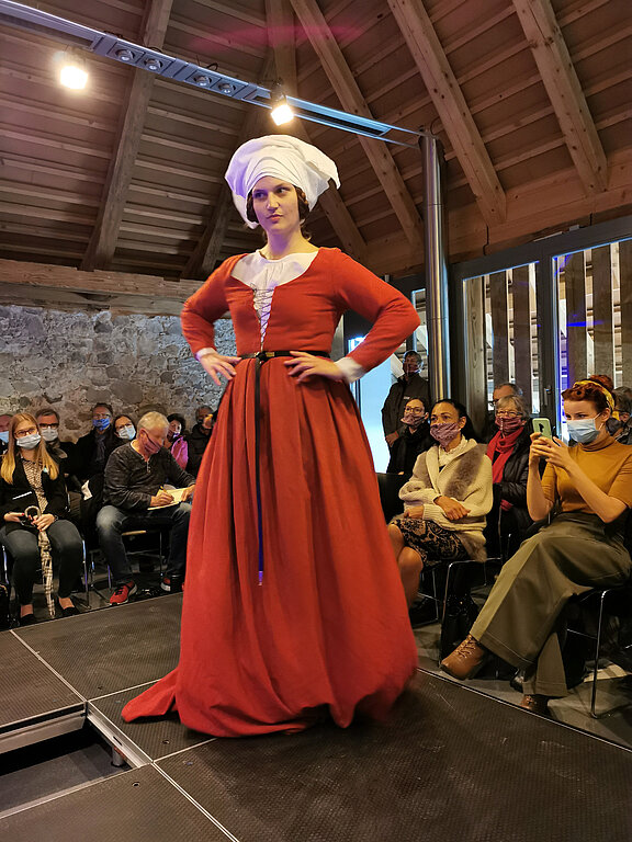 Grazien auf dem Laufsteg: Dame im Hochmittelalter. Foto: Fritz Thut

