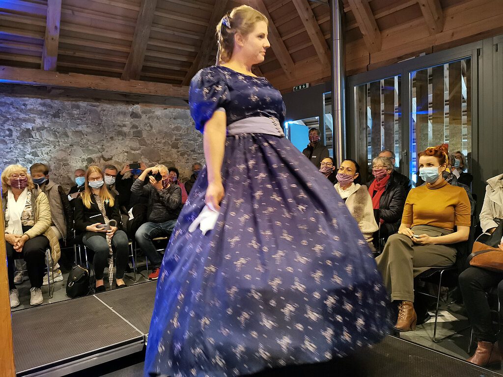 Grazien auf dem Laufsteg: Figur von Julie von Effinger im Crinoline-Reifrock. Foto: Fritz Thut
