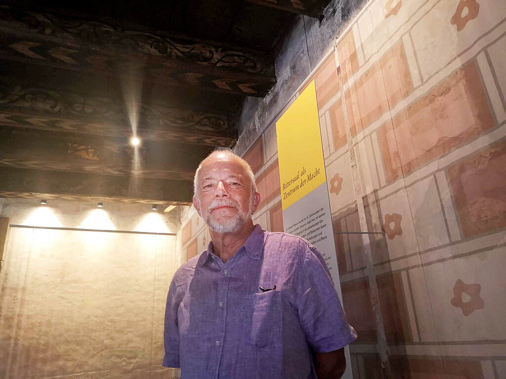Lieblingsraum im Schloss Hallwyl: Ex-Konservator Thomas Frei im Rittersaal des Hinteren Schlosses. Foto: Fritz Thut
Lieblingsraum im Schloss Hallwyl: Ex-Konservator Thomas Frei im Rittersaal des Hinteren Schlosses. Foto: Fritz Thut