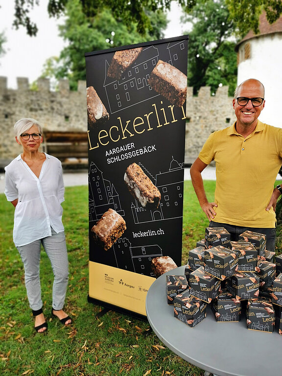 Präsentation im Hof von Schloss Hallwyl: Daniel Aeberhard, Geschäftsführer der Stiftung Töpferhaus Aarau, mit den neuen Leckerlin. Foto: Fritz Thut
